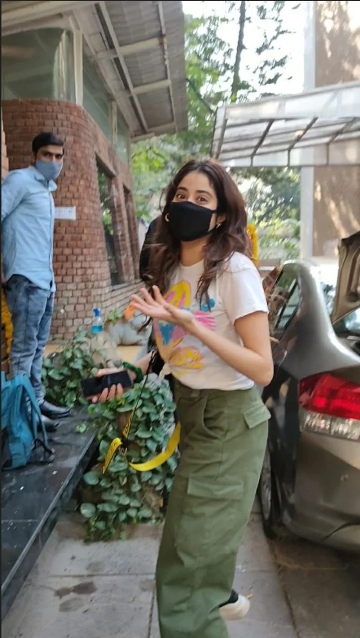 In Pics: Janhvi Kapoor, Ali Fazal, Richa Chaddha, Alaya F and other Bollywood celebs spotted in Mumbai