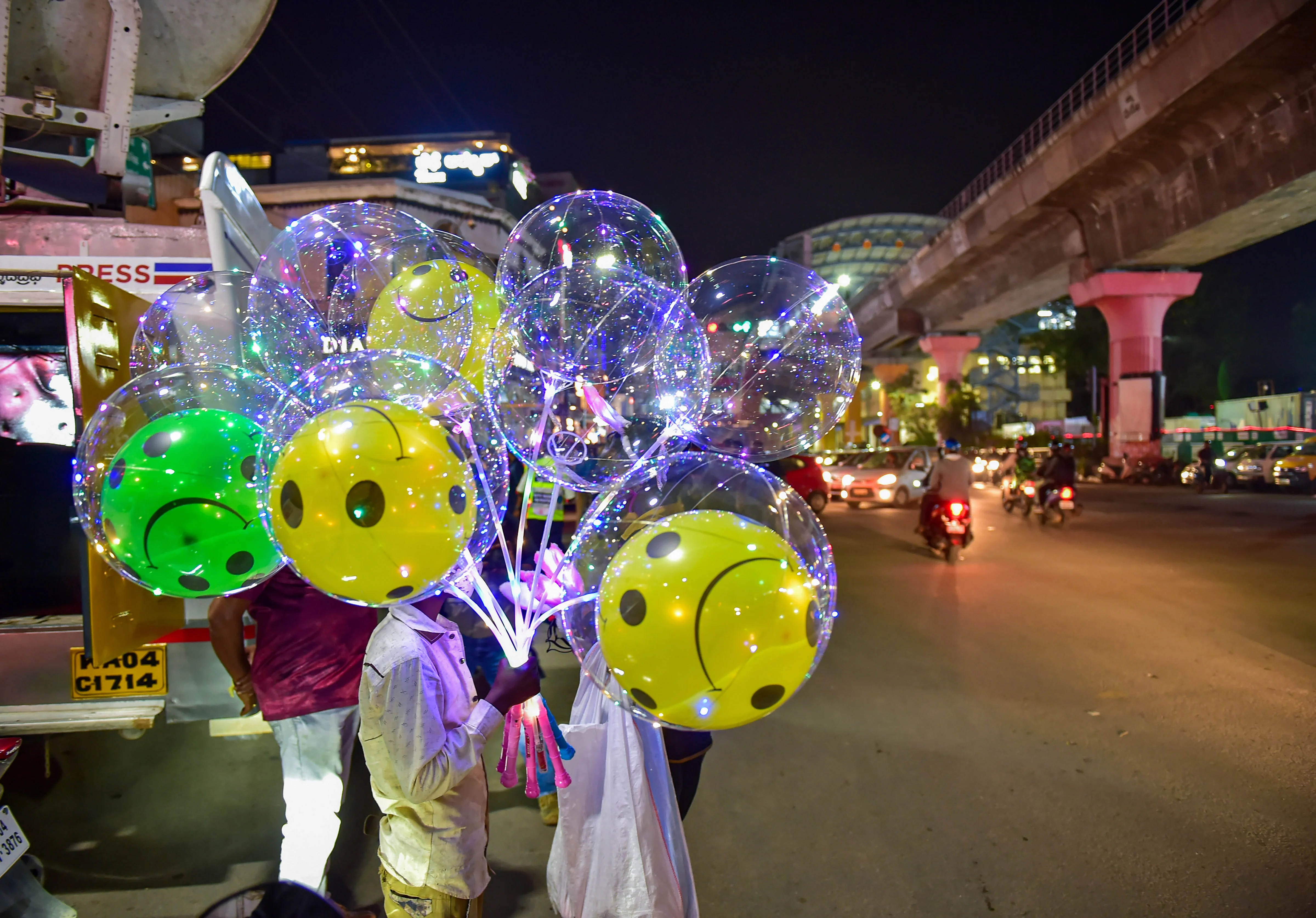 Bengaluru: A roadside vendor sells balloons at Mahatma Gandhi Road, on the New Years eve in Bengaluru, Thursday, Dec. 31, 2020.