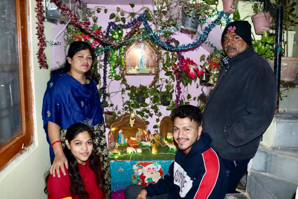 No midnight mass at churches amid pandemic, Indore families take Christmas celebrations home
