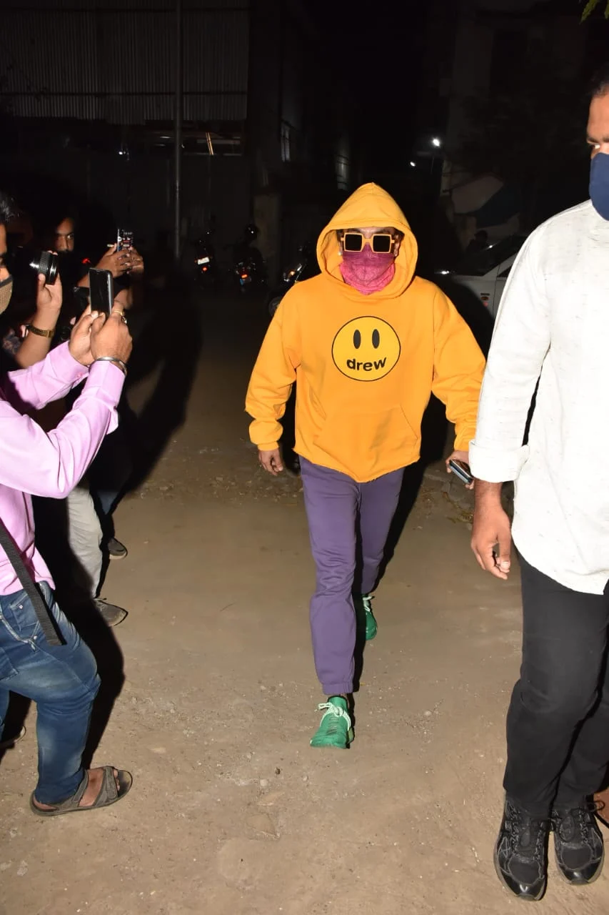 Mumbai: Deepika Padukone and hubby Ranveer Singh step out for dinner with director Shakun Batra; see pics