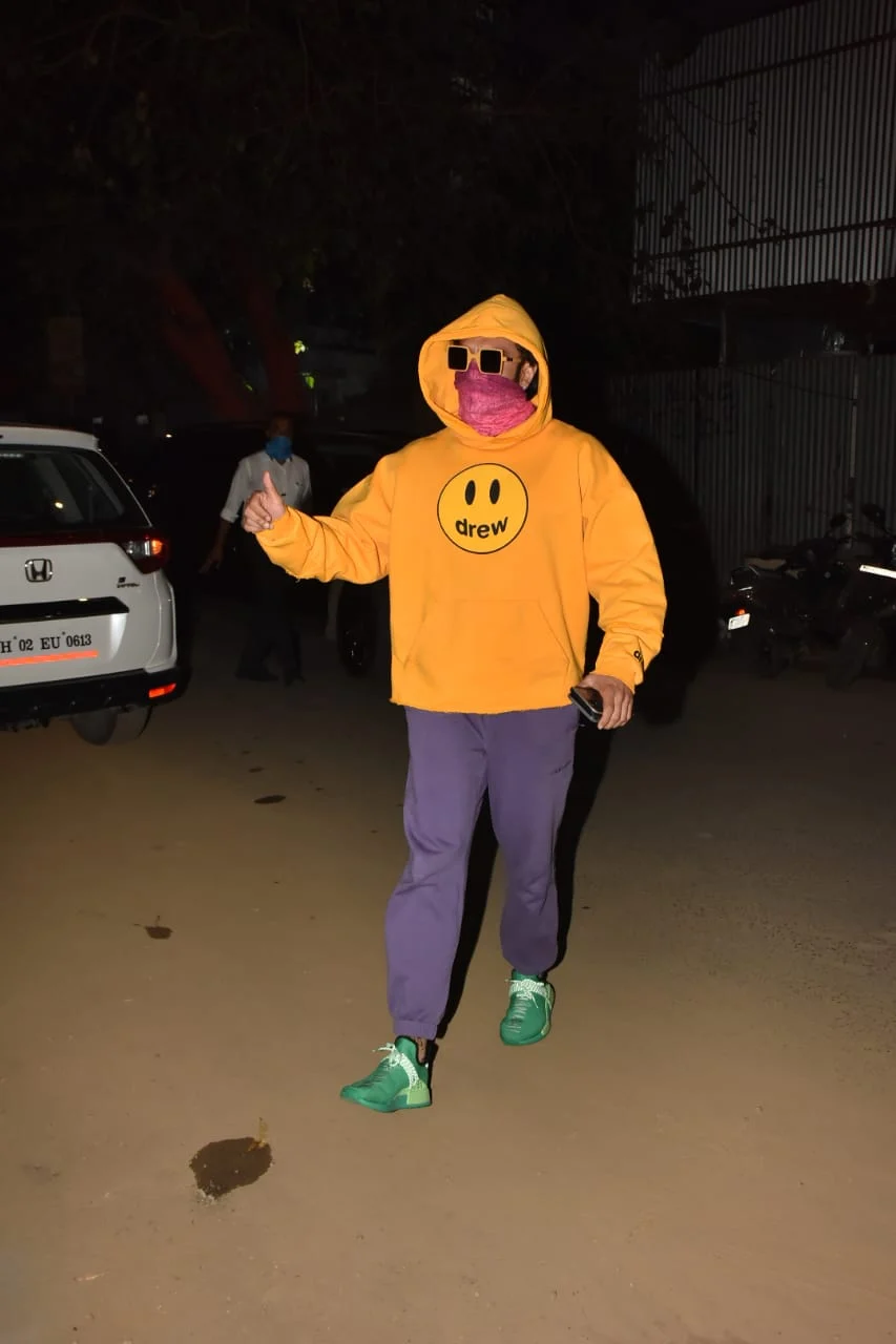 Mumbai: Deepika Padukone and hubby Ranveer Singh step out for dinner with director Shakun Batra; see pics