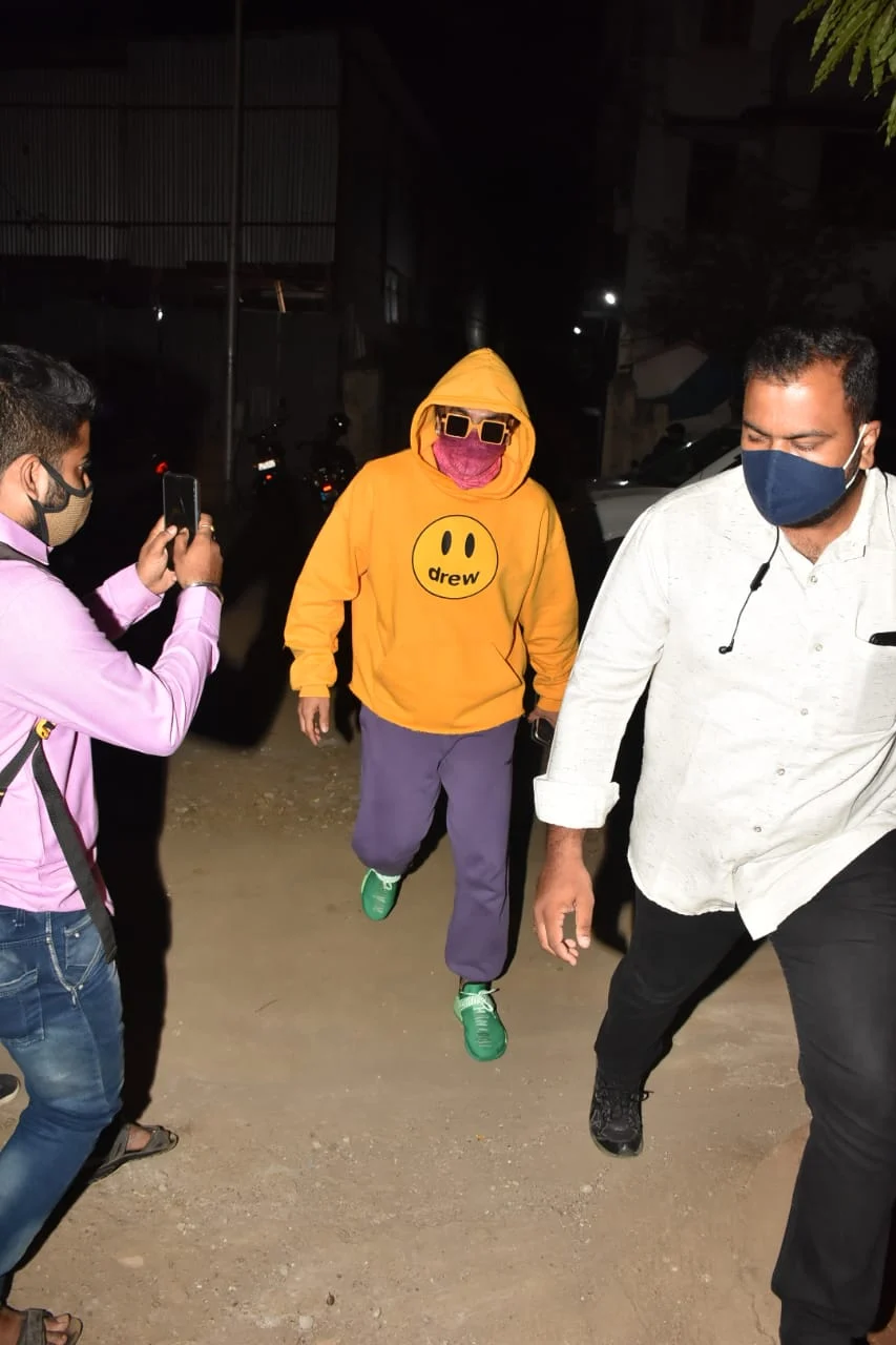 Mumbai: Deepika Padukone and hubby Ranveer Singh step out for dinner with director Shakun Batra; see pics