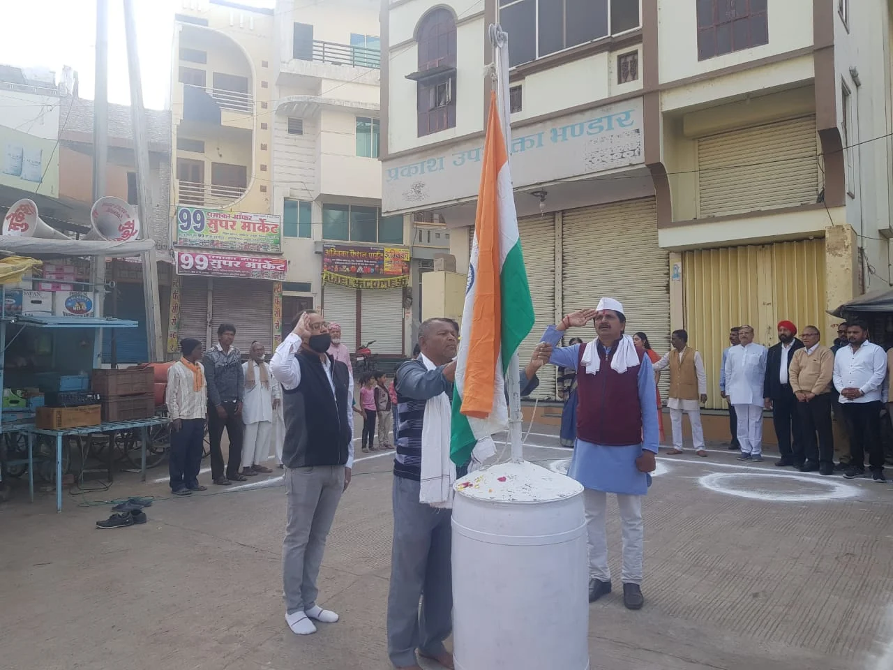Madhya Pradesh: Government servant in Khargone feted for working sans leave