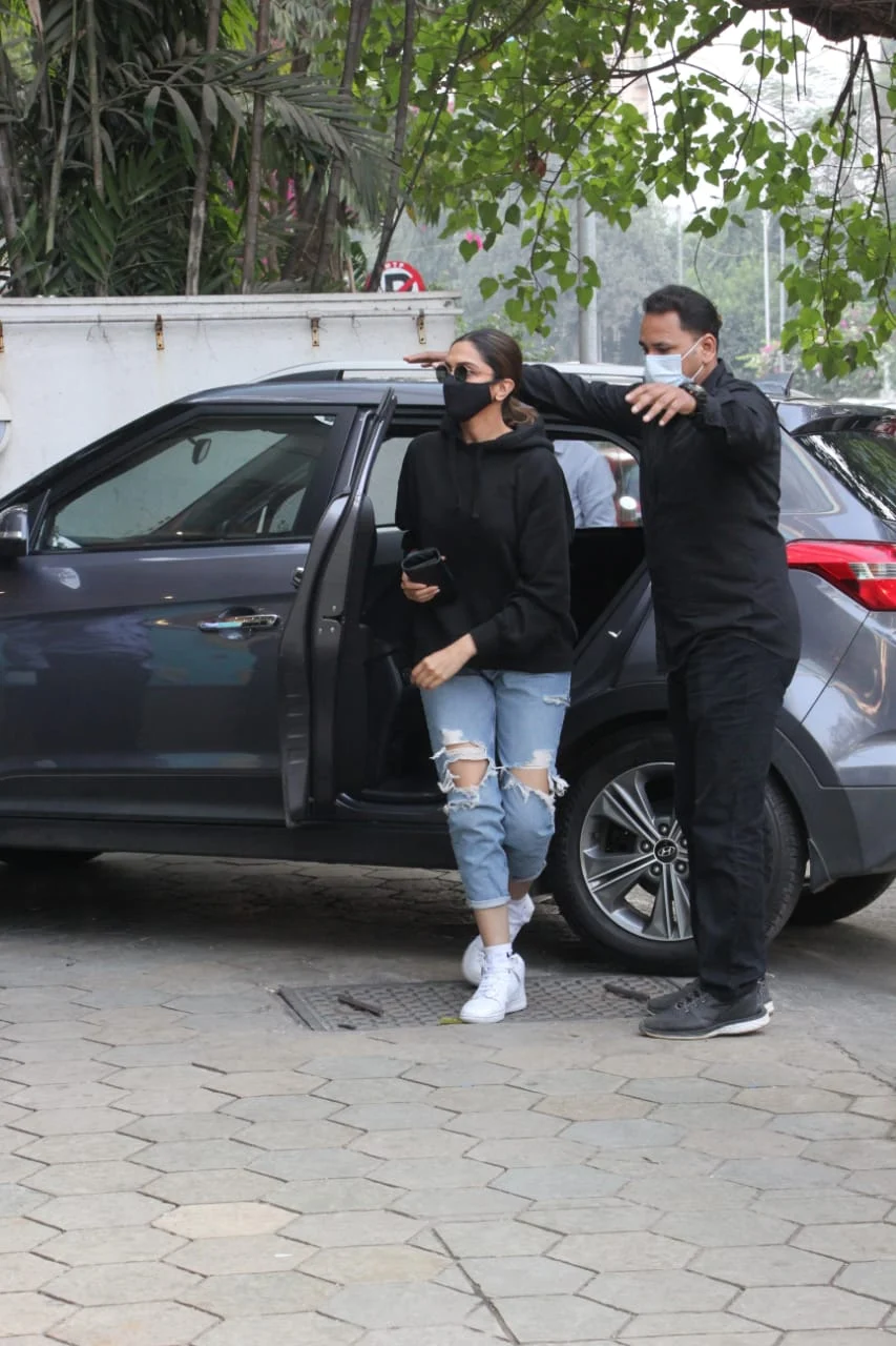 Mumbai: Deepika Padukone and hubby Ranveer Singh step out for dinner with director Shakun Batra; see pics