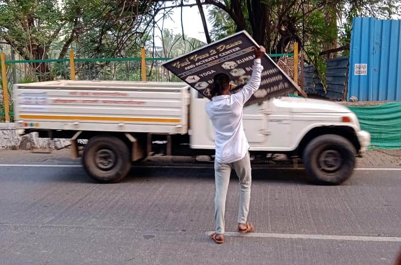 Navi Mumbai: NMMC removes abandoned vehicles, banners and hoardings from city roads