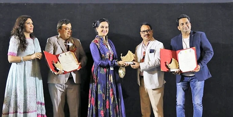The crew of Prawaas