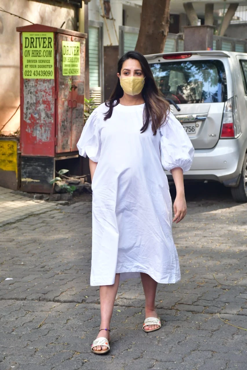 In Pics: Mom-to-be Anita Hassanandani visits clinic with husband Rohit Reddy