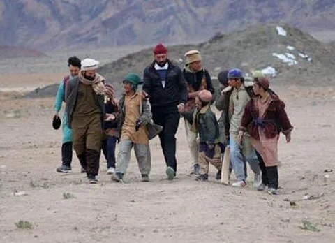 Raaj with kids on the sets of Torbaaz