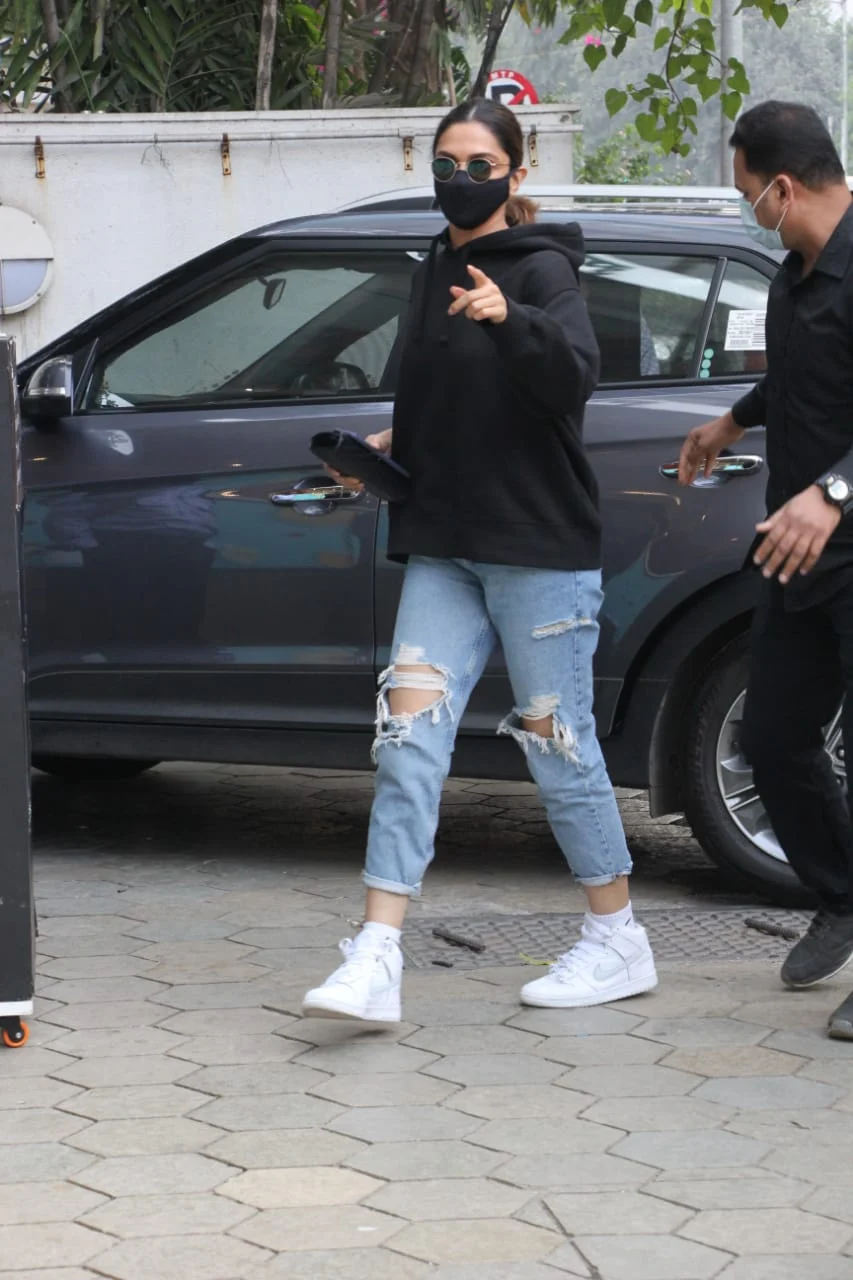 Mumbai: Deepika Padukone and hubby Ranveer Singh step out for dinner with director Shakun Batra; see pics