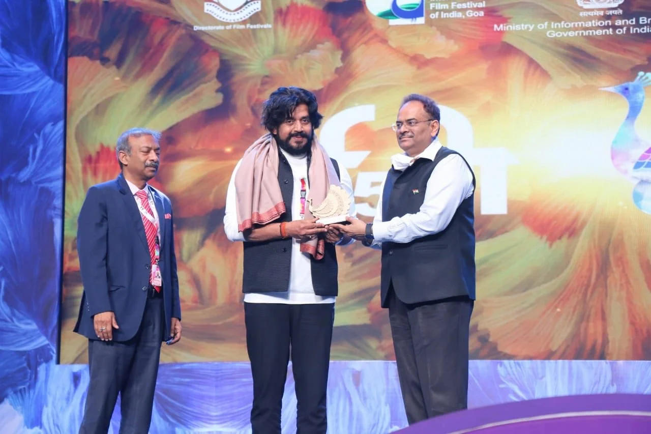Actor and MP Ravi Kishen being felicitated at IFFI 51