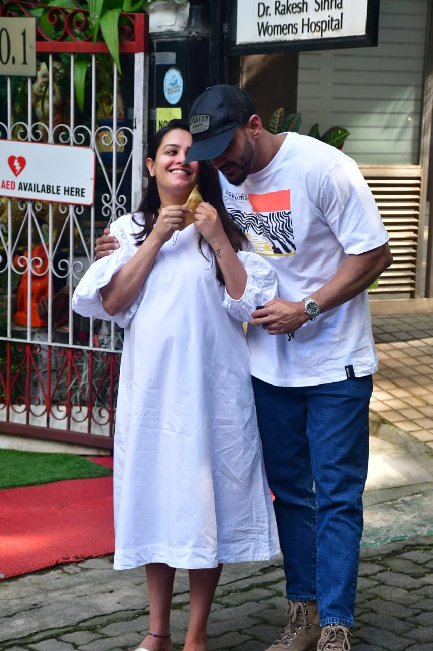 In Pics: Mom-to-be Anita Hassanandani visits clinic with husband Rohit Reddy