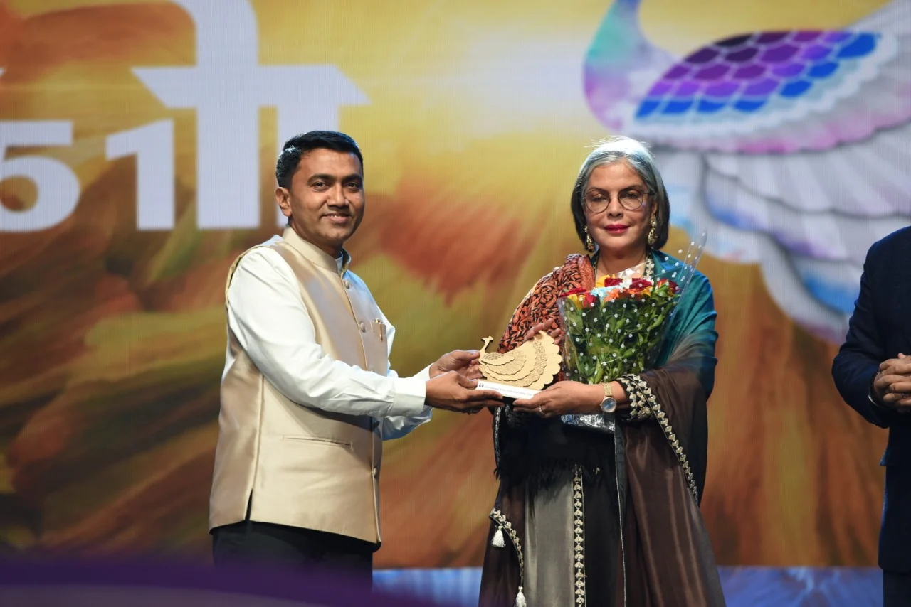 Goa CM Pramod Sawant felicitating veteran actor Zeenat Aman at the closing ceremony of IFFI 51