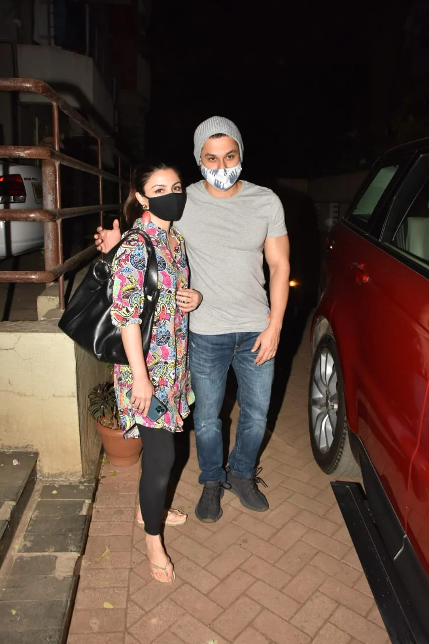 In Pics: Malaika Arora, Arjun Kapoor and Soha Ali Khan arrive at Kareena, Saif's residence to meet their newborn