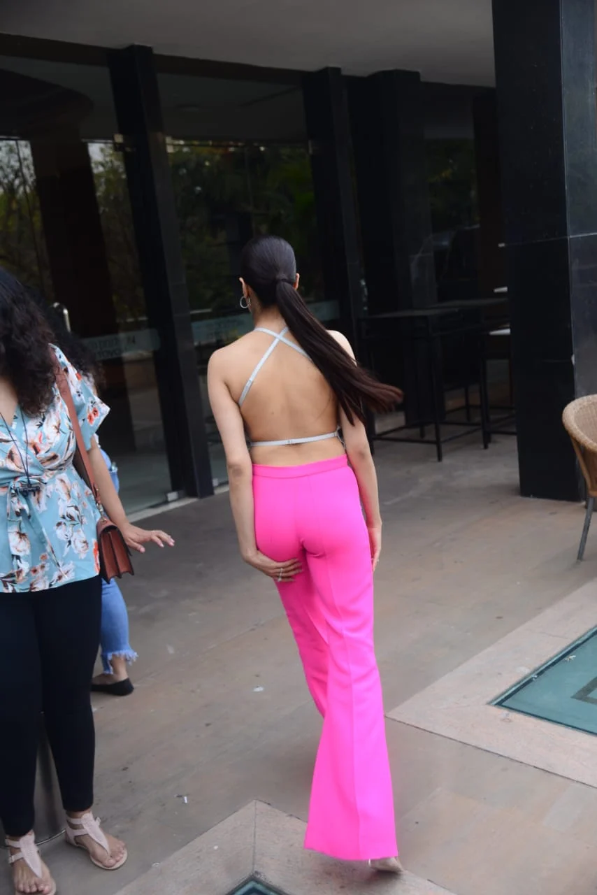 In pics: Janhvi Kapoor flaunts her sexy back in a shimmery sequinned top during 'Roohi' promotions