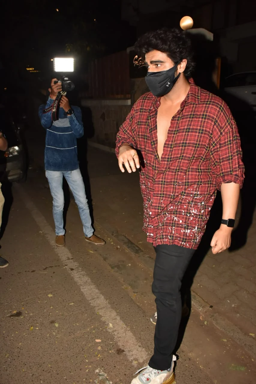In Pics: Malaika Arora, Arjun Kapoor and Soha Ali Khan arrive at Kareena, Saif's residence to meet their newborn