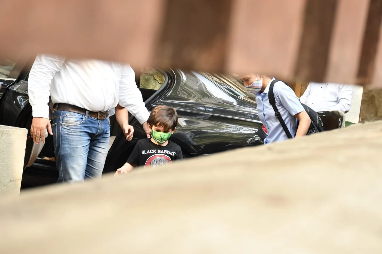 Kareena welcomes baby boy: Saif, Taimur, Karisma and Randhir Kapoor spotted at Mumbai's Breach Candy hospital; see pics