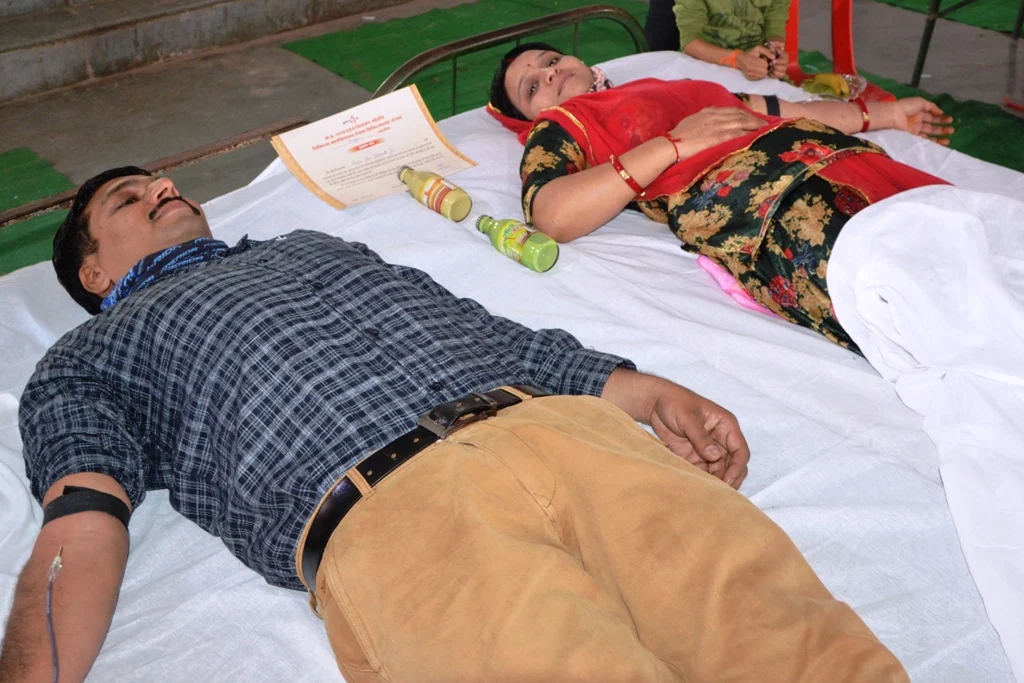 Bhikangaon: Couple celebrate Valentine’s Day with lifesaving joint blood donation