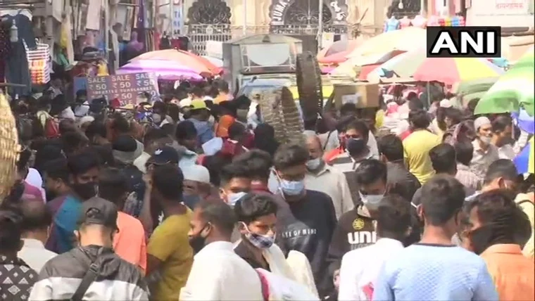 Coronavirus in Mumbai: People flout social distancing norms in Crawford market; check out pics