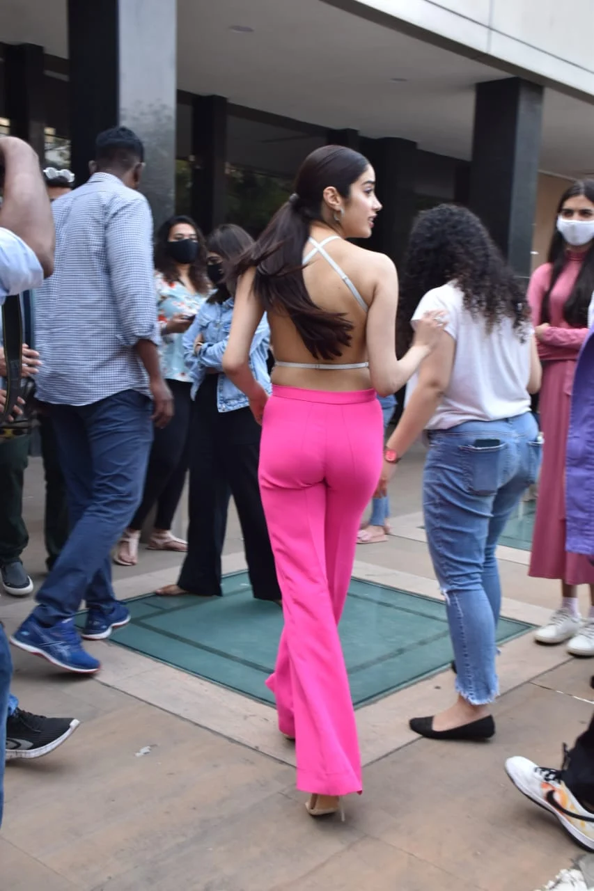 In pics: Janhvi Kapoor flaunts her sexy back in a shimmery sequinned top during 'Roohi' promotions