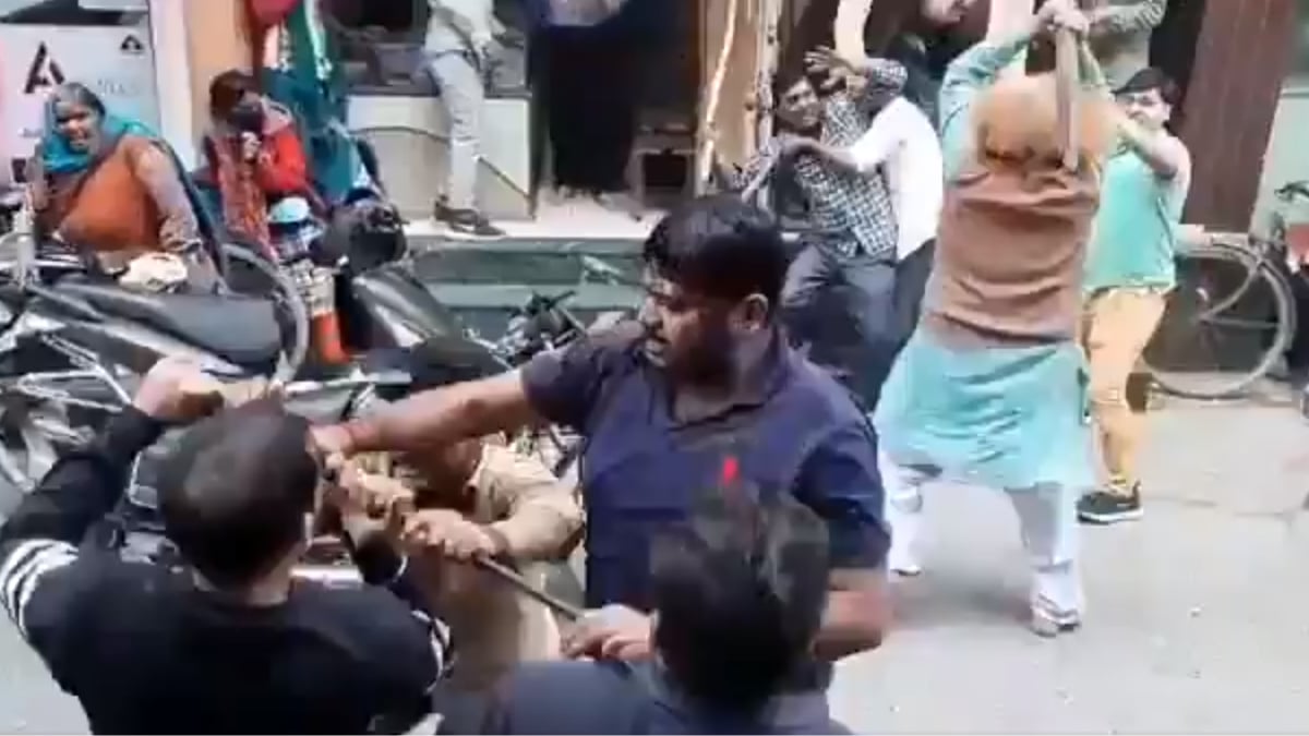 A Brutal Fight Breaks Out On A Street In Up But Twitter Is Rolling On The