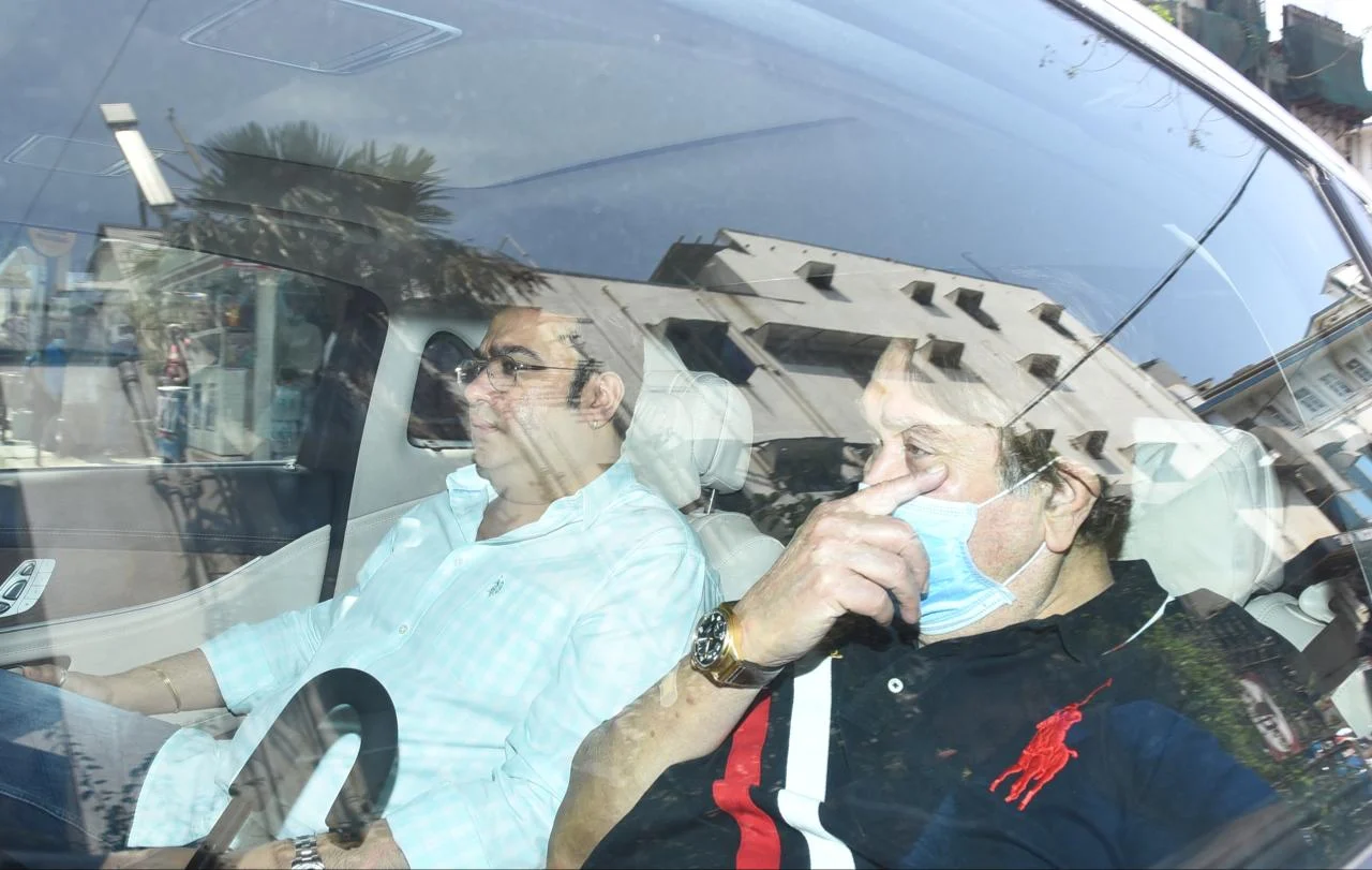 Kareena welcomes baby boy: Saif, Taimur, Karisma and Randhir Kapoor spotted at Mumbai's Breach Candy hospital; see pics