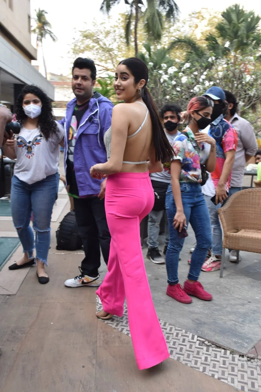 In pics: Janhvi Kapoor flaunts her sexy back in a shimmery sequinned top during 'Roohi' promotions