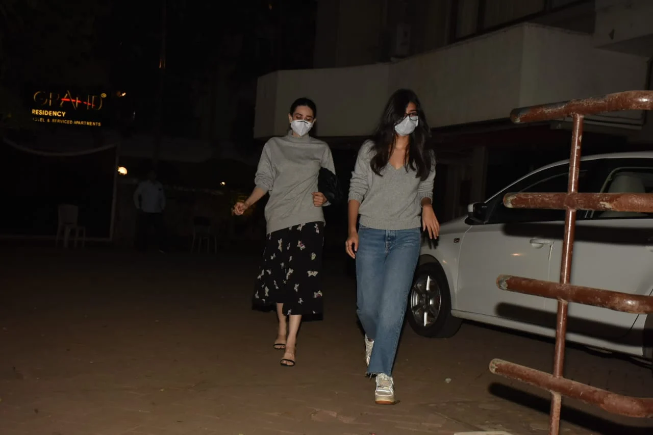In Pics: Malaika Arora, Arjun Kapoor and Soha Ali Khan arrive at Kareena, Saif's residence to meet their newborn