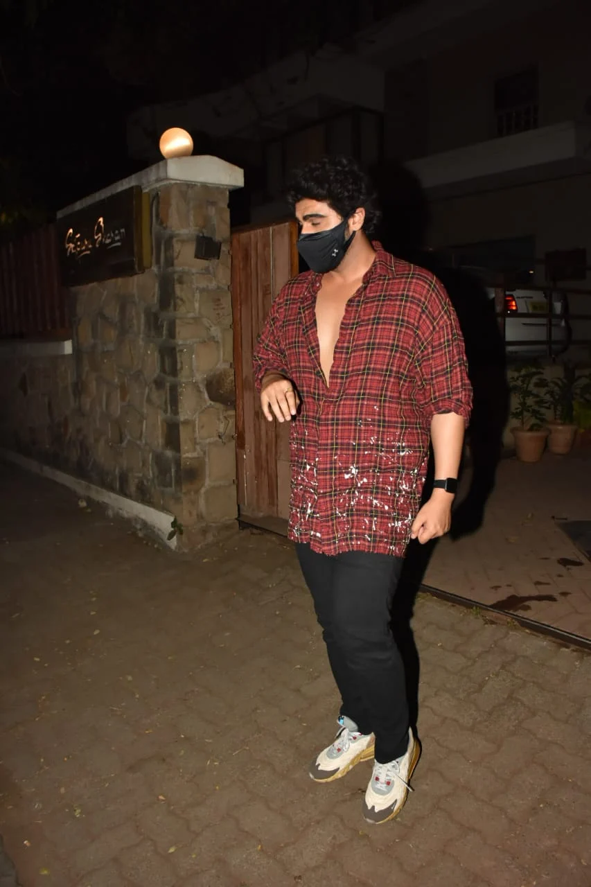 In Pics: Malaika Arora, Arjun Kapoor and Soha Ali Khan arrive at Kareena, Saif's residence to meet their newborn