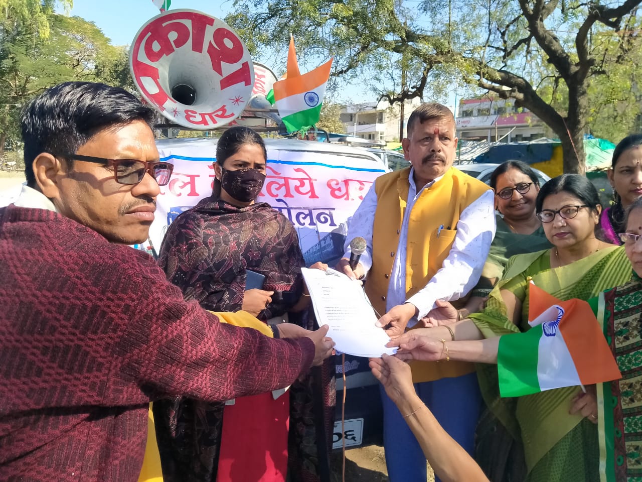 DHAR: Tribals raise demand for rail connectivity in Dhar, Jhabua; Dhar Rail Lao Mahasamiti submits memorandum addressed to Prime Minister Narendra Modi