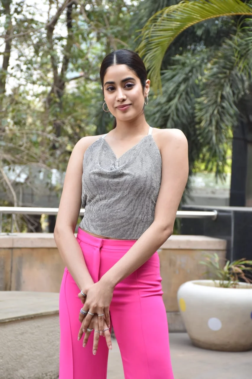 In pics: Janhvi Kapoor flaunts her sexy back in a shimmery sequinned top during 'Roohi' promotions