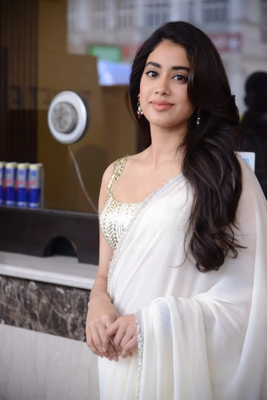 In Pics: Janhvi Kapoor takes fashion cues from mom Sridevi, stuns in white saree for 'Roohi' promotions