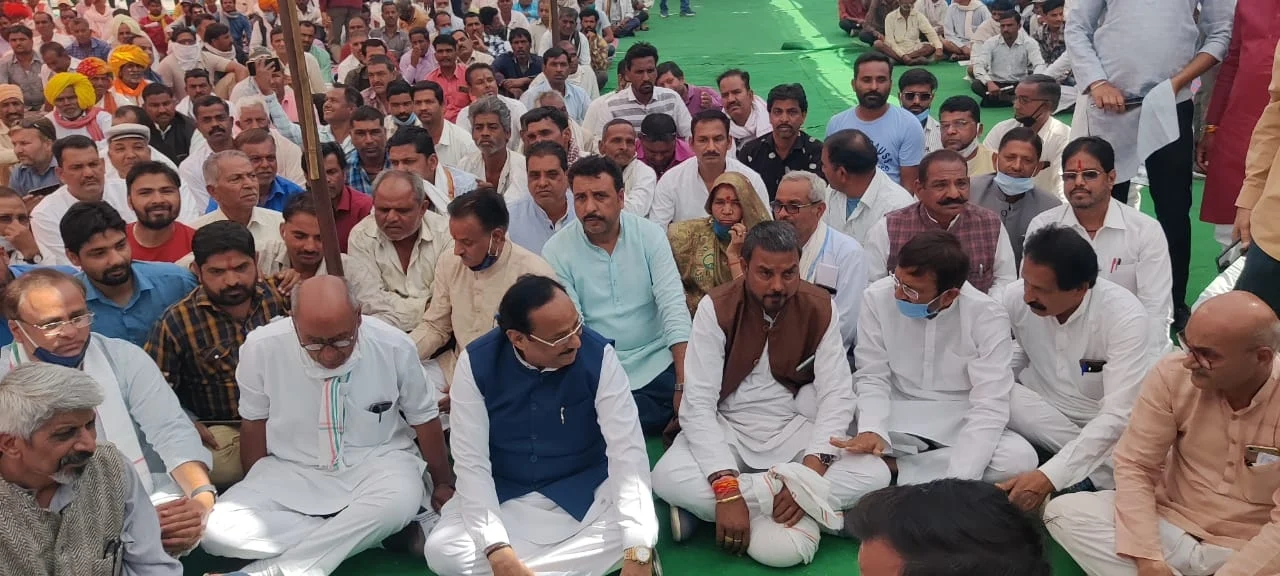 Madhya Pradesh: No Congress flag at Kisan Mahapanchayat in Ratlam, Digvijaya Singh prefers to listen to farmers