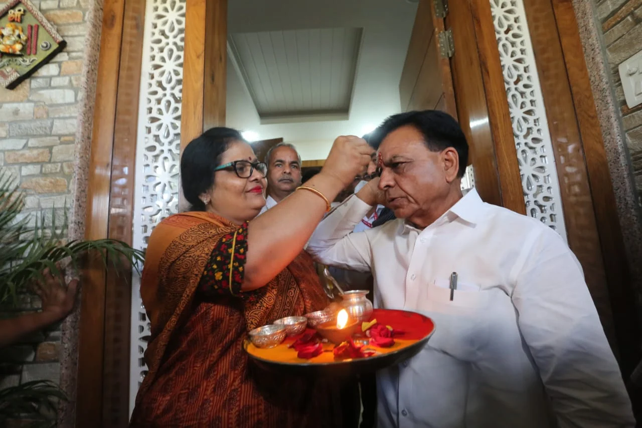 Madhya Pradesh Finance Minister Jagdish Devdas wife perform pooja as he leaves to present the budget of the state for the year 2021-22 in Bhopal on Tuesday.