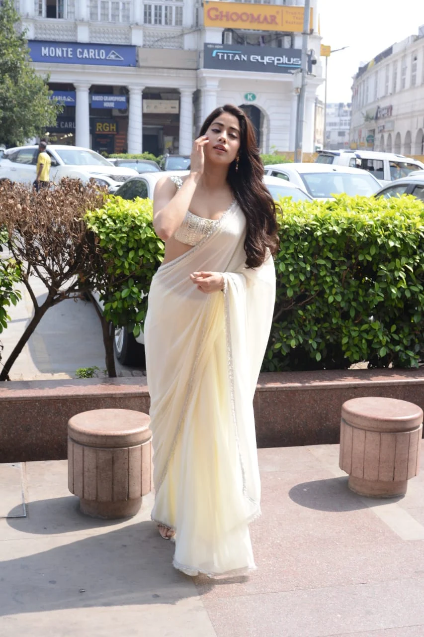 In Pics: Janhvi Kapoor takes fashion cues from mom Sridevi, stuns in white saree for 'Roohi' promotions