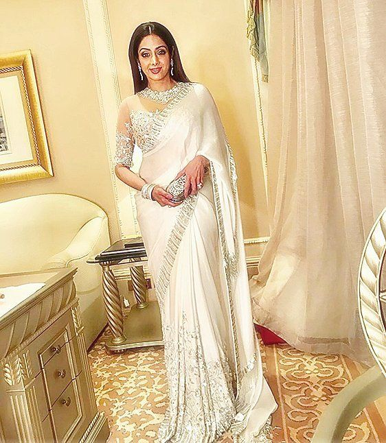In Pics: Janhvi Kapoor takes fashion cues from mom Sridevi, stuns in white saree for 'Roohi' promotions
