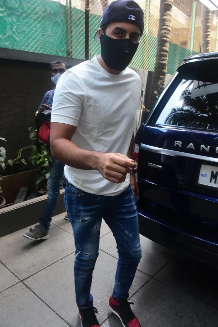 'Galat kar rahe ho': Ranbir schools paps outside Neetu's home as he arrives for Rishi Kapoor's death anniversary puja