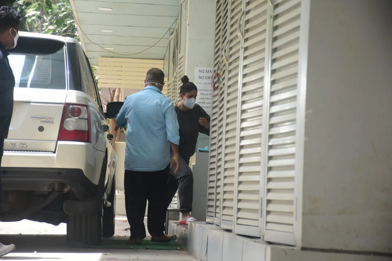 Watch: Paparazzi called out for yelling at watchman blocking their view while photographing Kareena Kapoor Khan