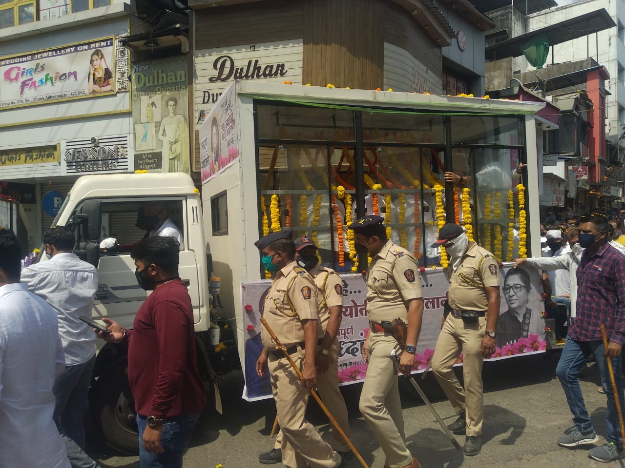 Ulhansagar: COVID-19 norms flouted at former NCP MLA Jyoti Kalani's funeral; pictures here