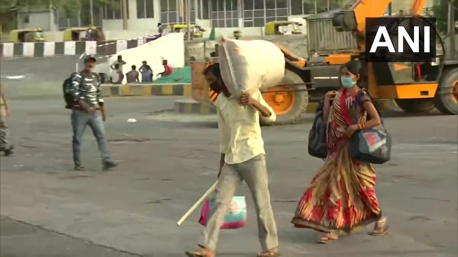 Amid rising cases of COVID-19, migrant workers spotted at ISBT, Anand Vihar in Delhi returning to their native places on April 13, 2021.