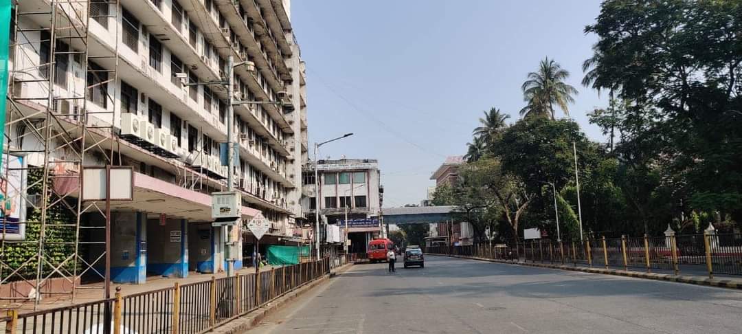 Closed shops and empty streets - With COVID-19 weekend lockdown underway, Mumbai bears a deserted look