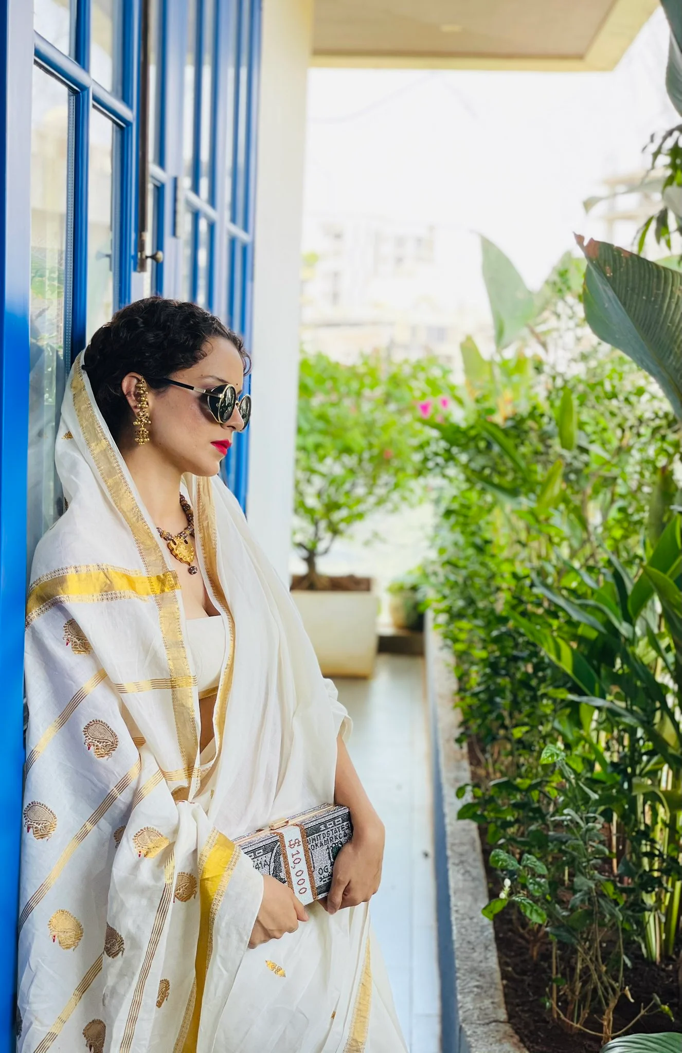 FPJ Fashion Police: Kangana Ranaut pairs white saree with Rs 7, 500 money clutch