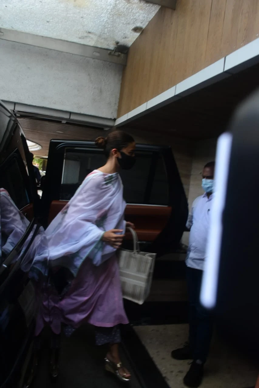 'Galat kar rahe ho': Ranbir schools paps outside Neetu's home as he arrives for Rishi Kapoor's death anniversary puja