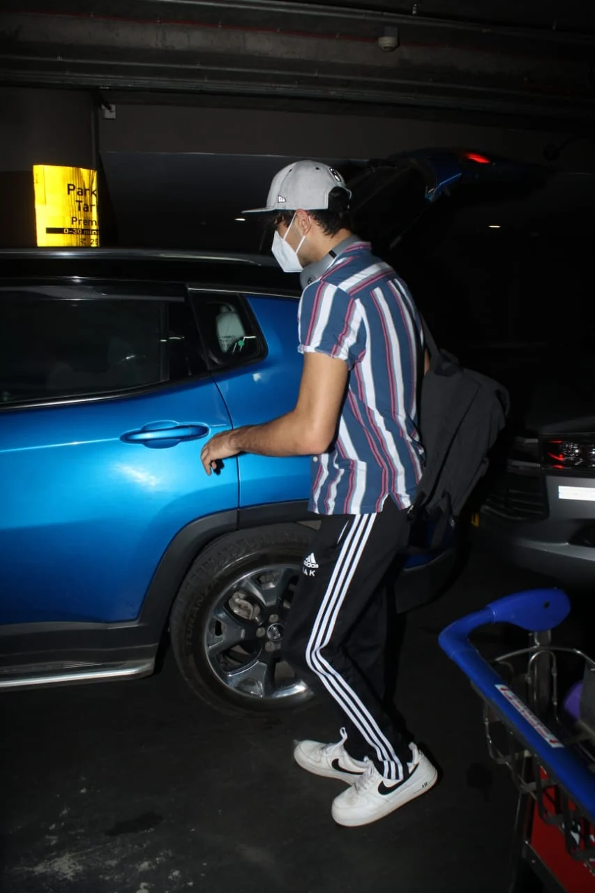 In Pics: Sara Ali Khan, Ibrahim and Amrita Singh spotted at Mumbai airport