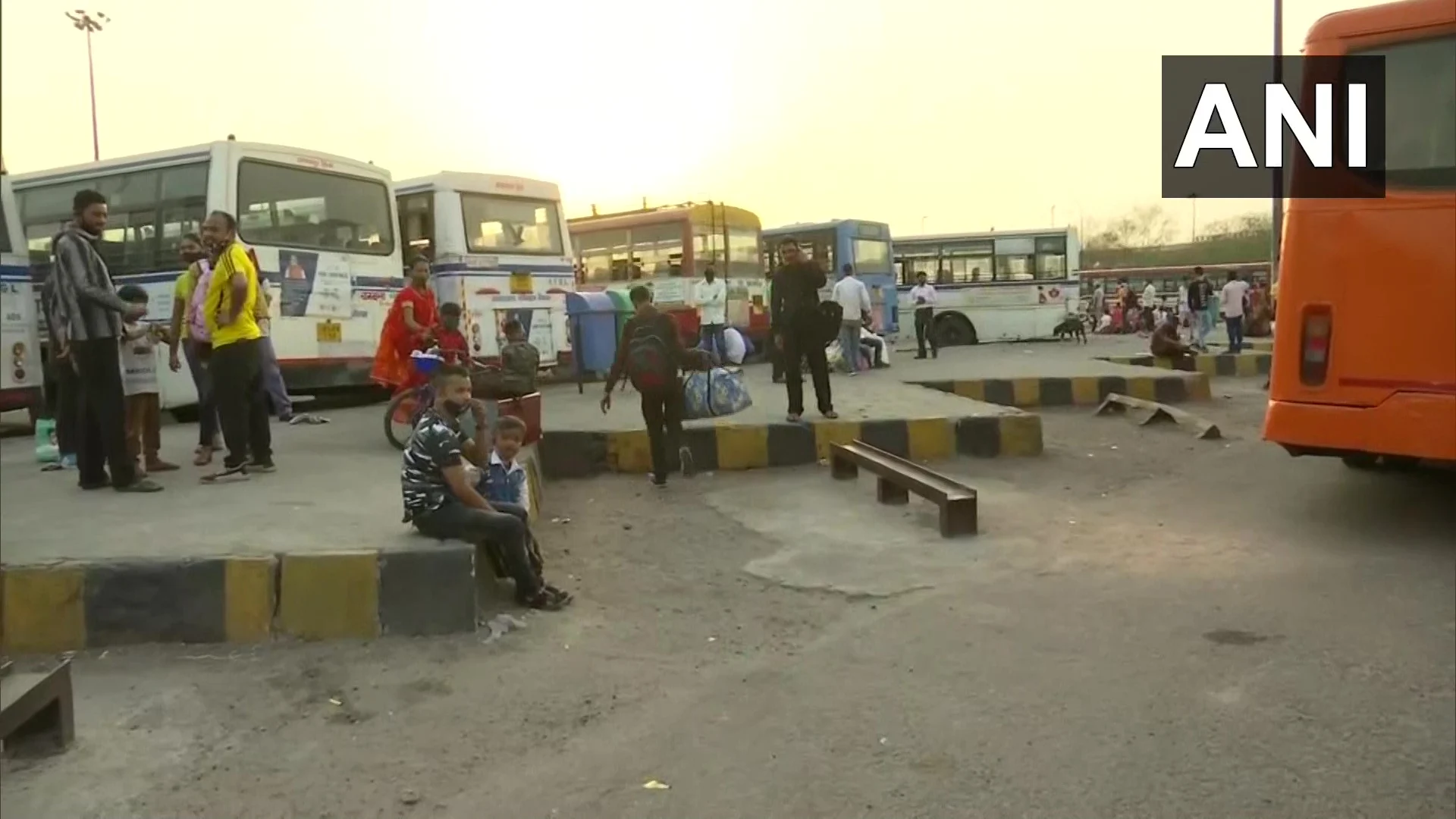 Amid rising cases of COVID-19, migrant workers spotted at ISBT, Anand Vihar in Delhi returning to their native places on April 13, 2021.