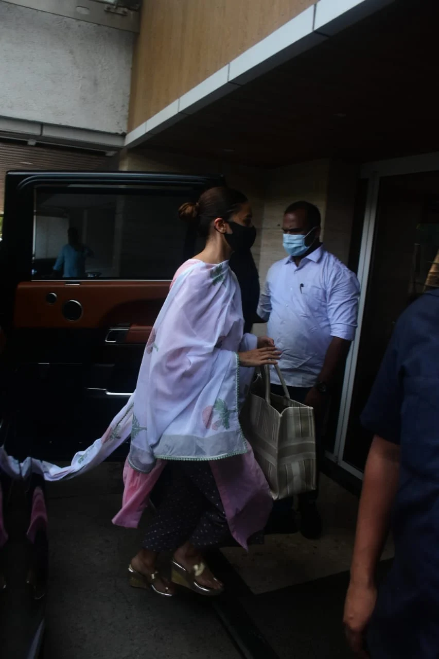 'Galat kar rahe ho': Ranbir schools paps outside Neetu's home as he arrives for Rishi Kapoor's death anniversary puja