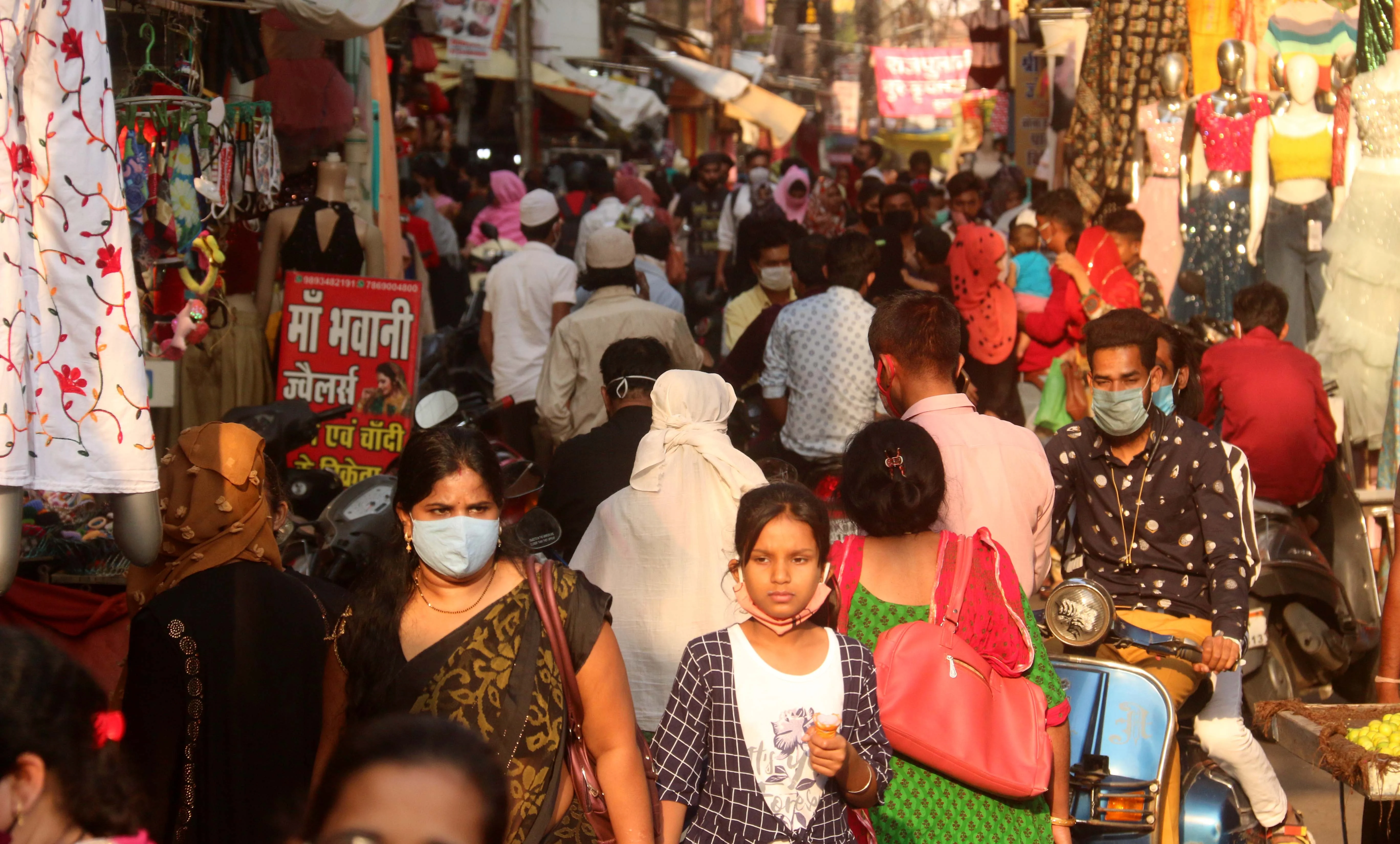 Heavy rush of people in Chowk Bazaar, Bhopal, after curfew ordered on Monday