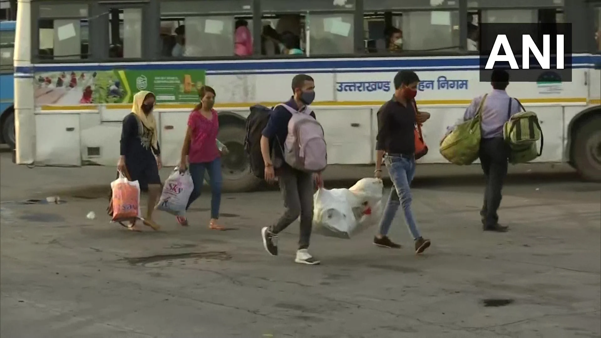 Amid rising cases of COVID-19, migrant workers spotted at ISBT, Anand Vihar in Delhi returning to their native places on April 13, 2021.