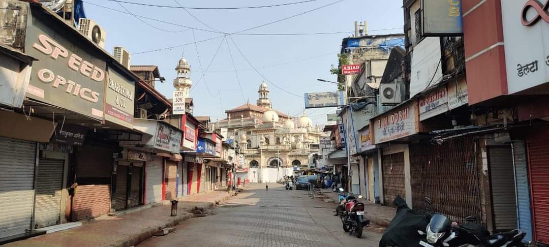 Closed shops and empty streets - With COVID-19 weekend lockdown underway, Mumbai bears a deserted look