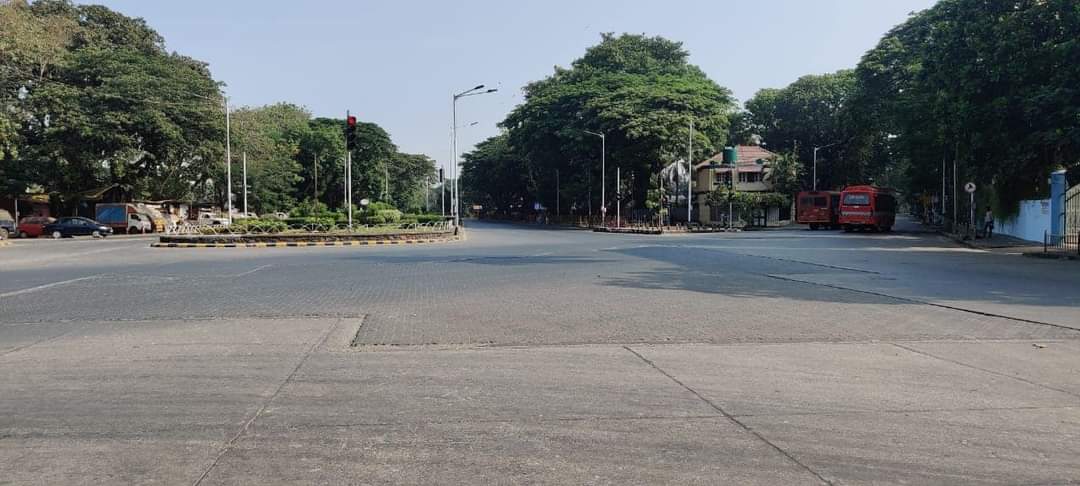 Closed shops and empty streets - With COVID-19 weekend lockdown underway, Mumbai bears a deserted look