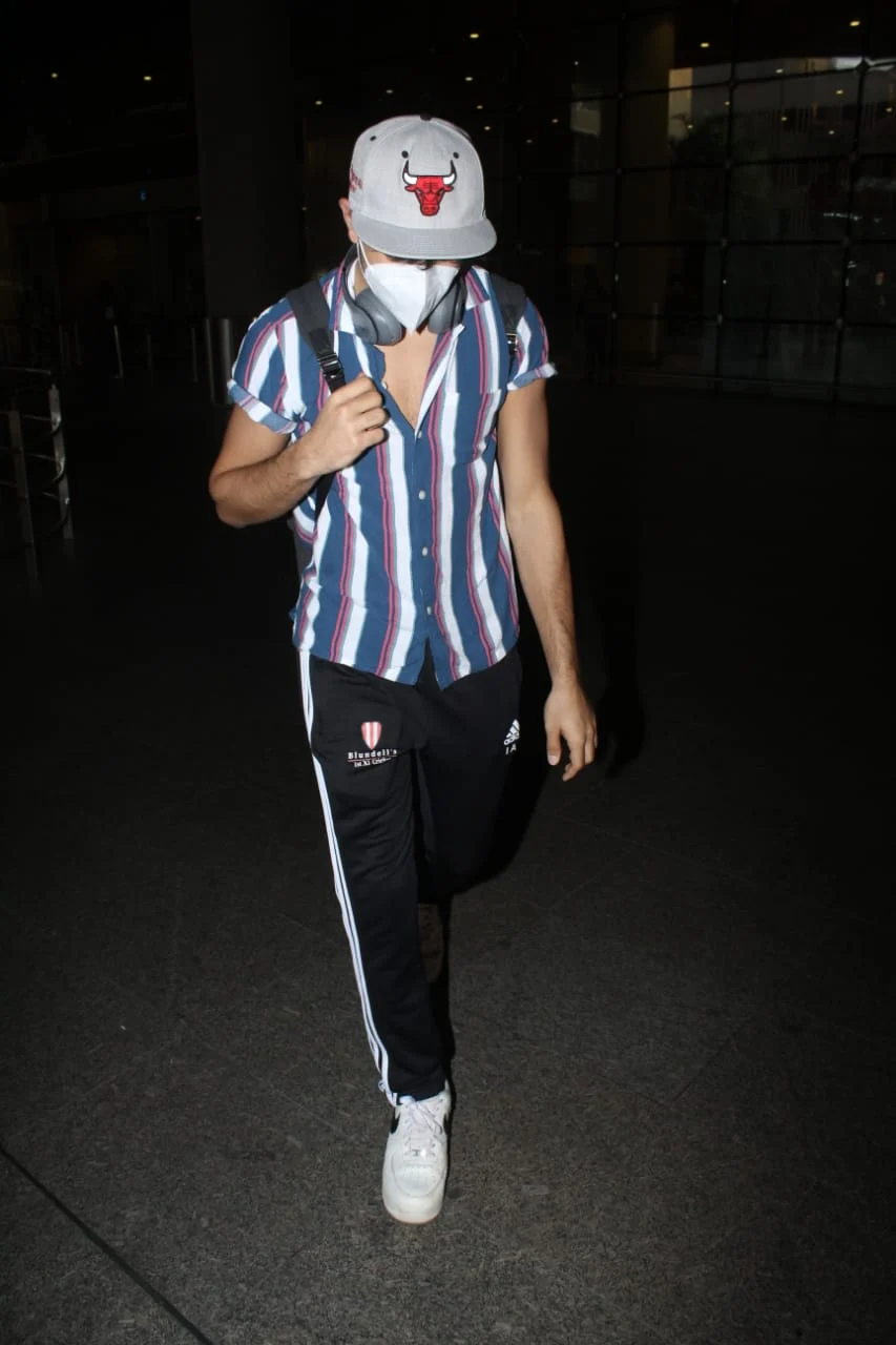 In Pics: Sara Ali Khan, Ibrahim and Amrita Singh spotted at Mumbai airport